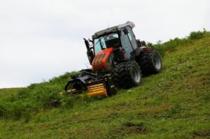 Entretien espace verts avec machine